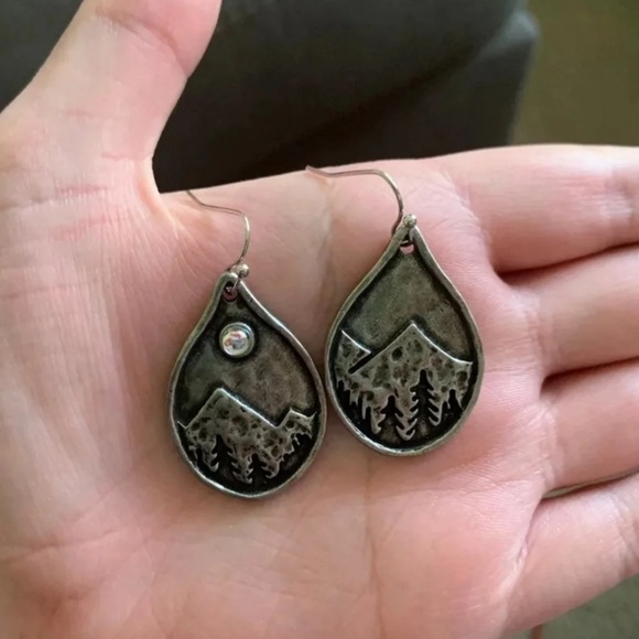 🏔 Vintage Mountain Engraved Retro Earrings 🏔 - Picture 5 of 7